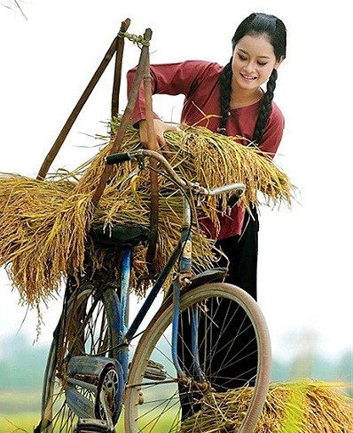 Thí sinh Nguyễn Thị Thùy Dương lại thể hiện một mùa màng bội thu với chiếc xe đạp cũ thồ lúa. >>Phát sốt vì nữ thạc sĩ đẹp nhất Trung Quốc >>NGÂY NGẤT VÌ Á HẬU DƯƠNG TÚ ANH >>AI ĐẸP HƠN HOTGIRL KIM PHƯỢNG >>NGẨN NGƠ VÌ NHAN SẮC CỦA HOTGIRL HUYỀN MY NHỮNG NỮ SINH DIỆN ÁO DÀI ĐẸP HƠN HOA HẬU MAI PHƯƠNG THÚY (P32) <<HOTGIRL HỌC VIỆN BÁO CHÍ ĐẸP RẠNG NGỜI TRONG SẮC THU >>KINH DỊ LỄ HỘI HÓA TRANG CỦA SINH VIÊN